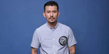 VIDEO: Santai Minum Kopi, Rio Dewanto Bertemu Produser Hollywood