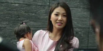 VIDEO: Sempat Jatuh dan Keseleo, Kaki Sarwendah Diperban