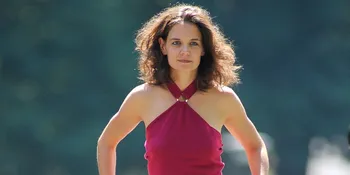 [VIDEO] Tirukan Aksi Beyonce, Katie Holmes Bikin Penonton Ngakak