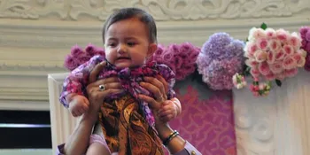 [VIDEO] Ultah di Amerika, Baby Arsy Super Cute Saat Tiup Lilin