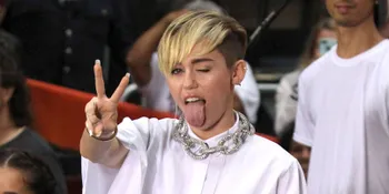 [Video] Ups, Miley Cyrus Cium Penari Britney Spears