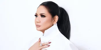 Vina Panduwinata Tampil Elegan Kenakan Kalung Eterna dengan Liontin Sekar