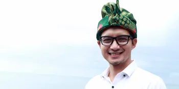 Viral Video Saat Sedang Shalat di Kereta, Ini Klarifikasi Chand Kelvin