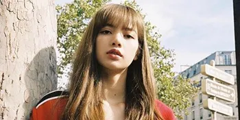 Visual Lisa BLACPINK Semakin Bersinar Saat Pose di Depan Menara Eiffel