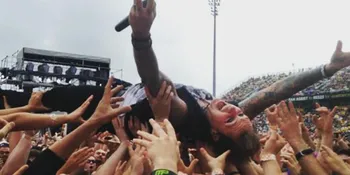 Vokalis In This Moment Bernyanyi Bersama Papa Roach