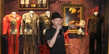 Vokalis Slipknot Rilis Novel Baru, Serius?