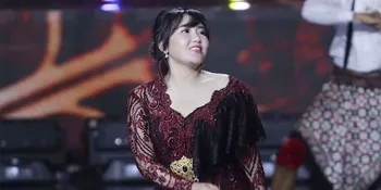 Wabah Corona Melanda, Via Vallen Bagikan Sembako Buat Warga Sidoarjo