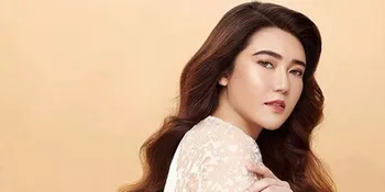 Wajah Cemong Kena Kue, Via Vallen Tetap Terlihat Cantik dan Glowing!