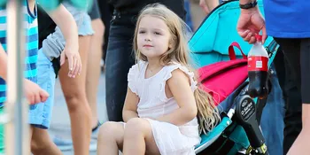Wajah Seru Harper Beckham Saat Naik Roller Coaster, Nggemesin!