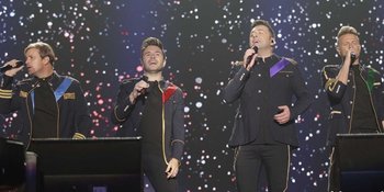 Westlife Ajak Bernyanyi dan Peluk Satu Fans Sepanjang Lagu di Atas Panggung!