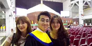 Wisuda Jadi Sarjana, Vadi Akbar Diapit Dua Wanita Cantik