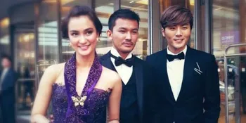 World Premiere 'HELLO GOODBYE', Atiqah Hasiholan Kenakan Batik