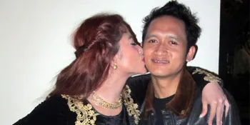 Wow! Dewi Perssik Cium Pengamen Jalanan