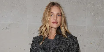 Wow! Mantan Model Victoria's Secret Tiduran Bugil di Rerumputan