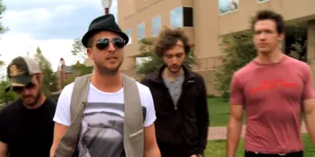 Wow, One Republic Konser Secara Rahasia di Tengah Kampus