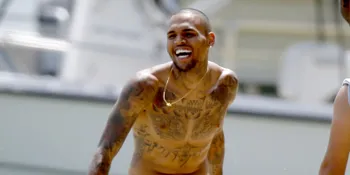 Wow, R Kelly Sebut Chris Brown Sama Seperti Tuhan!