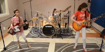 Wow, Tiga Kakak Beradik Cantik Ini 'Dirasuki' Jiwa Metallica!