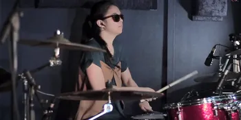 Yakin Bisa Ngalahin Drummer Cantik Ini?