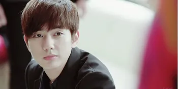 Yoo Seung Ho Foto Dengan Girlband Pakai Seragam Tentara