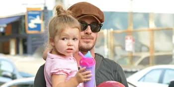 Yuk Intip Gaya David Beckham Saat Mengasuh Anak!