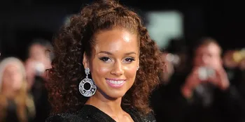 Yuk Intip Proses Make Up Alicia Keys Saat Konser!