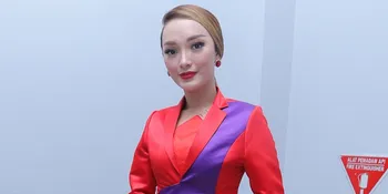 Zaskia Gotik Jalankan Ibadah Umrah, Ajak 11 Anggota Keluarga