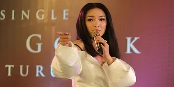 Zaskia Gotik Unggah Foto Bareng Ibundanya, Penampilan Sang Ibu Dipuji Netizen