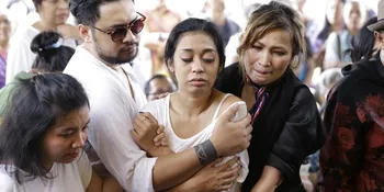 Zefania Carina Dimakamkan, Karen Idol Berpesan Kepada Petugas: Hati-Hati Ya Itu Anak Aku