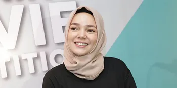 Ziarah ke Kuburan Almarhum Orangtua Beri Dewi Sandra Pelajaran Tersendiri