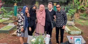 Ziarah Makam Vanessa Angel, Mayang Berkaca-Kaca Sebut Keinginan Mendiang yang Tak Sempat Terwujud