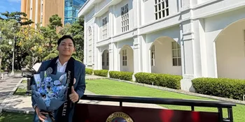 7 Potret Azriel Hermansyah Sidang Tesis, Berhasil Lulus Satu Almamater dengan Orang Tua