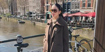 7 Potret Bunga Zainal Liburan ke Amsterdam, Unggah Foto Hasil Jepretan Suami
