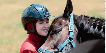 7 Potret Cut Syifa Perdana Ikut Kompetisi Berkuda Kartini Cup, Borong Piala dan Medali