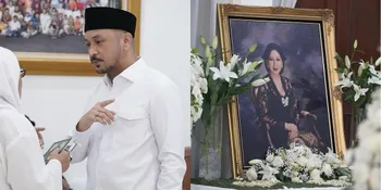 7 Potret Giring Melayat ke Rumah Titiek Puspa, Kenang Sosok Maestro yang Energinya Tak Pernah Habis