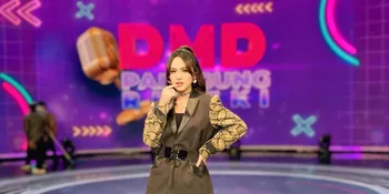 7 Potret Happy Asmara Naik Motor Trail Cari Kulineran Malam, Tampil Garang