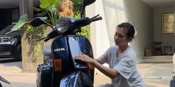 7 Potret Indah Permatasari Cuci Motor Vespa Sendiri, Tetap Cantik Meski Tampil Sangat Sederhana