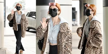 7 Potret LE SSERAFIM di Bandara Gimpo Siap Berangkat ke Jepang, Yunjin Santuy Pakai Roll Rambut - Acne Patch