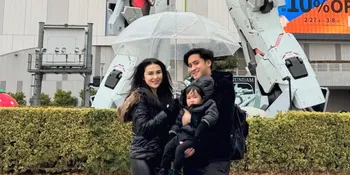 7 Potret Liburan Kevin Aprilio ke Jepang, Kunjungi DiverCity Tokyo Plaza sambil Momong Anak 