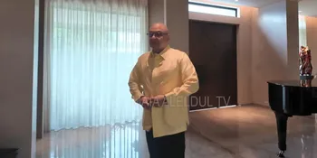 7 Potret Momen Irwan Mussry Fitting Baju untuk Lamaran El Rumi dan Syifa Hadju
