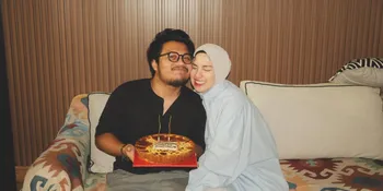 7 Potret Ochi Rosdiana Rayakan Ulang Tahun Sang Suami, Beri Dua Kartu Ucapan