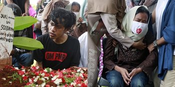 7 Potret Pemakaman Yuri Anurawan Personil OM PMR, Diiringi Tangis Meledak - Putranya Sampai Jatuh Pingsan