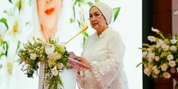 7 Potret Petty Tunjungsari Belum Sempat Menangis, Sibuk Disambangi Pelayat & Media Sejak Kepergian Titiek Puspa