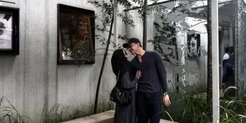 7 Potret Rey Mbayang dan Dinda Hauw saat Nongkrong Bareng Teman Geng Pasutri