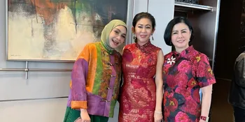 7 Potret Rieta Amilia Rayakan Imlek Bareng Bestie, Padukan Cheongsam dan Hijab