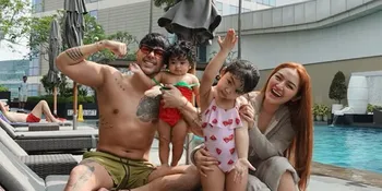 7 Potret Siti Badriah dan Krisjiana Ajak Anak Main di Pantai, Lihat Hiu - Main Kano