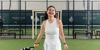 7 Potret Tiwi Sehabis Tarawih Langsung Gas Main Padel bareng Poppy Sovia, Masih Pakai Mukena
