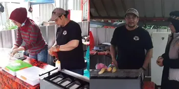 7 Potret Warung Sosis Bakar Vicky Rhoma Irama, Pembeli Dilayani Langsung Oleh Sang Pemilik - Tak Ada Kata Gengsi