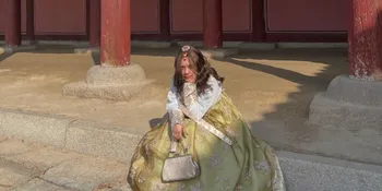 7 Potret Ziva Magnolya Pakai Hanbok di Korea, Berpose dengan Gaya-gaya Unik