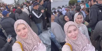 8 Foto Ayana Moon Jalani Salat Ied Untuk Pertama Kalinya, Tunjukkan Suasana di Masjid Seoul yang Penuh Sesak