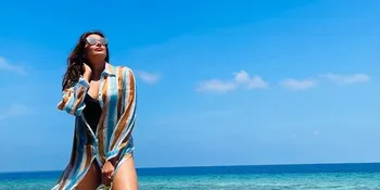 8 Potret Bipasha Basu Santai di Maldives, Hot Berbikini di Pantai Super Cantik